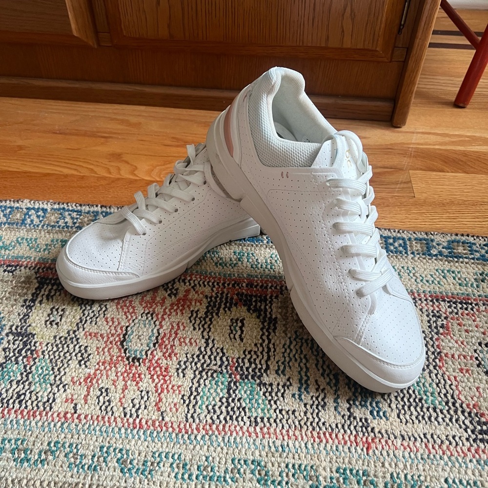 THE ROGER Women’s On Cloud Sneakers